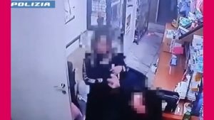 Catania: marito aggredisce la moglie in negozio, arrestato 34enne dopo violenza shock.