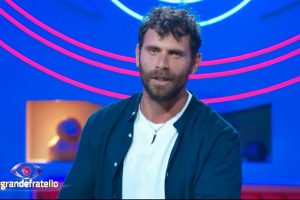 Infanzia difficile, ma i miei genitori mi hanno sempre protetto: confessione al GF 2025