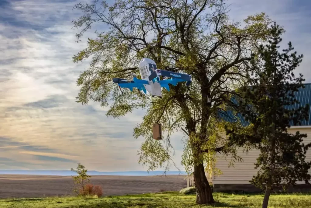 Amazon riprende le consegne con droni dopo l’incidente in Arizona.