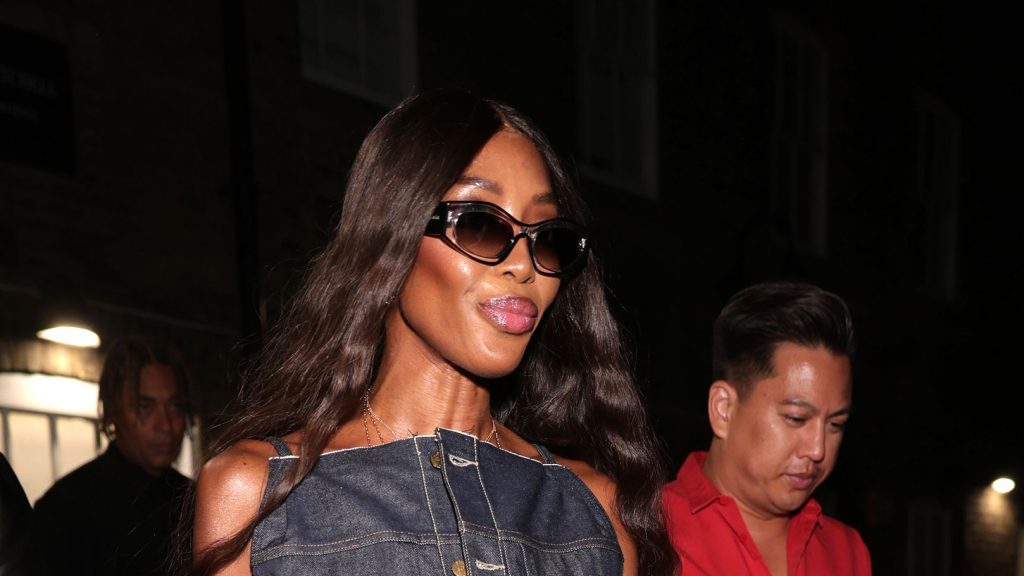 Naomi Campbell: il look in denim e trainers perfetto per le feste della nuova stagione.