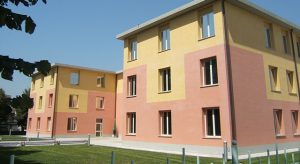 Polemica in liceo romano: tirocinante commenta canotta di studentessa suscitando indignazione