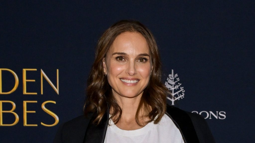 Natalie Portman si unisce al gruppo di celebrità che hanno osato indossare look casual sul red...