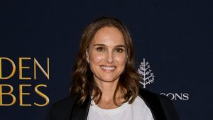 Natalie Portman si unisce al gruppo di celebrità che hanno osato indossare look casual sul red...