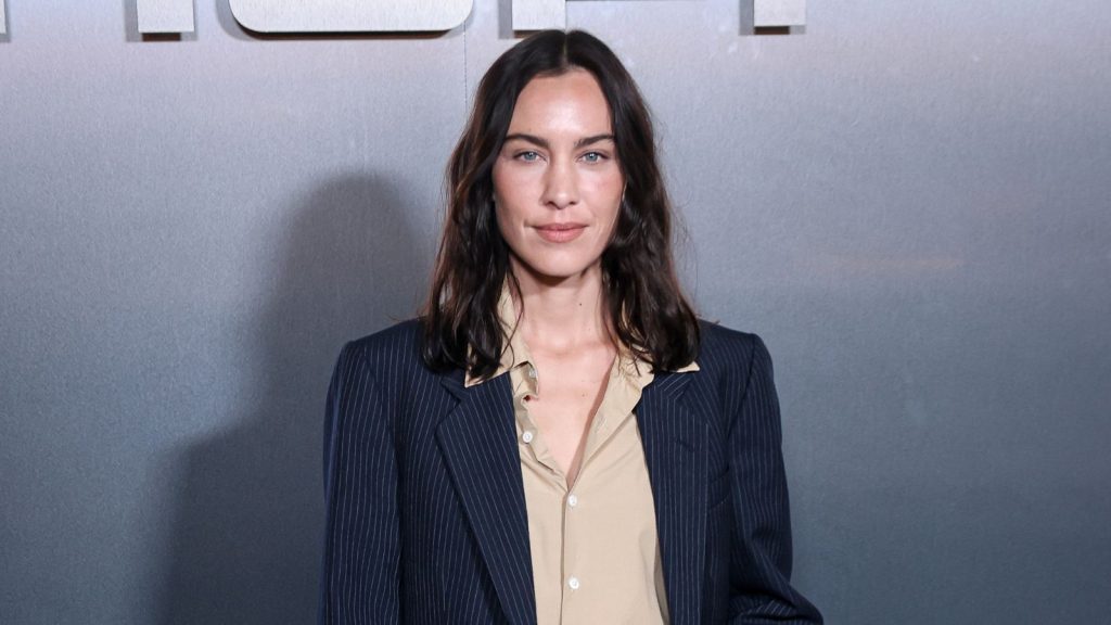 Alexa Chung: il potere del tailoring con sneakers per un look smart casual vincente.