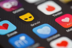 I proprietari di Grindr potrebbero privatizzare l’azienda a causa di difficoltà finanziarie.