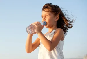 Acqua fredda o a temperatura ambiente: quale scelta influisce sul benessere?