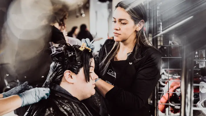 Carriere nel settore bellezza: 5 percorsi da scoprire per aspiranti professionisti.