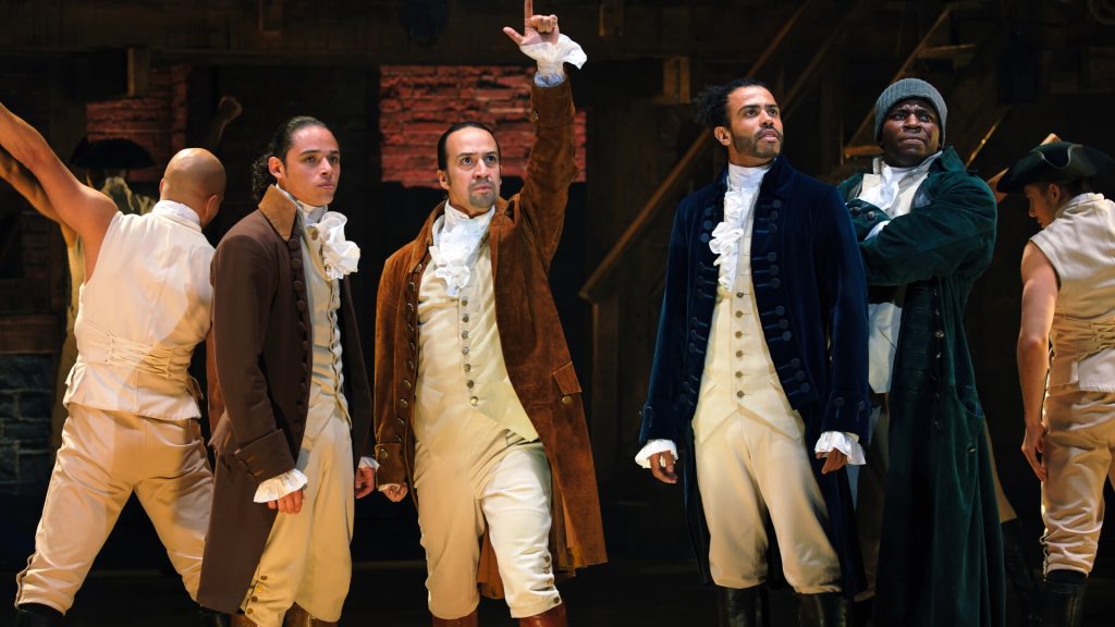 “Hamilton”: un viaggio nel passato che illumina l’America contemporanea. Scoprilo su Disney+.