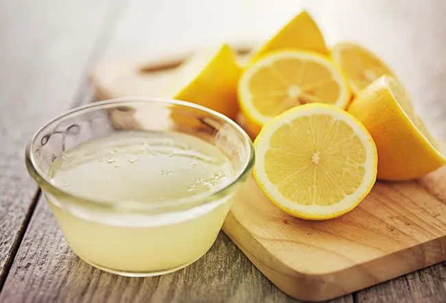 Scopri come schiarire i capelli in modo naturale con ingredienti semplici, economici e facilmente...