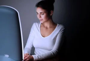 Come contrastare e riparare i danni causati dalla luce blu agli occhi