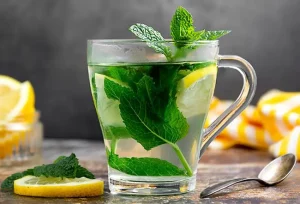 Scopri se il tè idrata meglio dell’acqua: verità e benefici a confronto