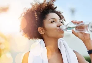 Bere acqua aiuta a eliminare la nicotina dal corpo più rapidamente?