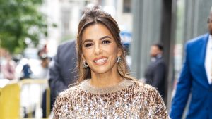Eva Longoria abbraccia le tonalità cioccolato: separati lucidi imprescindibili per un look di tendenza.