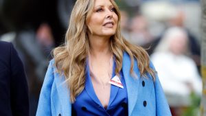 Carol Vorderman riscrive le regole: il tailleur blu cobalto è la nuova tendenza!