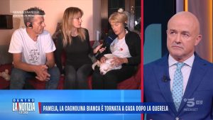 Volontaria consegna Bianca, la cagnolina di Pamela Genini, ai familiari: l’emozionante incontro.