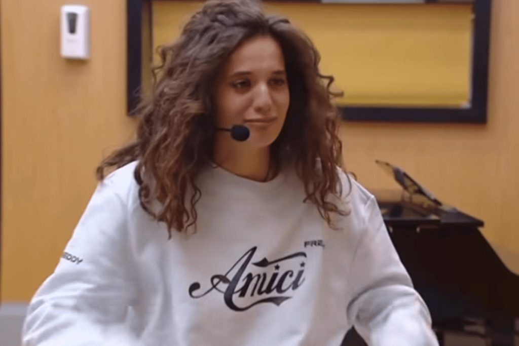 Penelope scoppia in lacrime ad Amici 25, Maria De Filippi: “Puoi uscire quando vuoi”