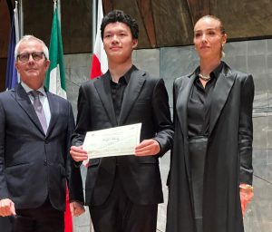 Aozhe Zhang, 17enne cinese, conquista il prestigioso Premio Paganini con talento straordinario.