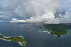 Raja Ampat diventa Riserva della Biosfera mentre la miniera di nichel minaccia l’ecosistema.