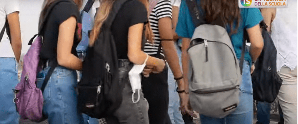 La Presenza di Coltelli negli Zaini degli Studenti: Un Fenomeno da Affrontare In alcune aree, come a...