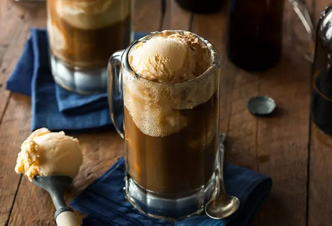 La root beer è una bevanda tipicamente analcolica, priva di caffeina, dolce e gassata, molto...