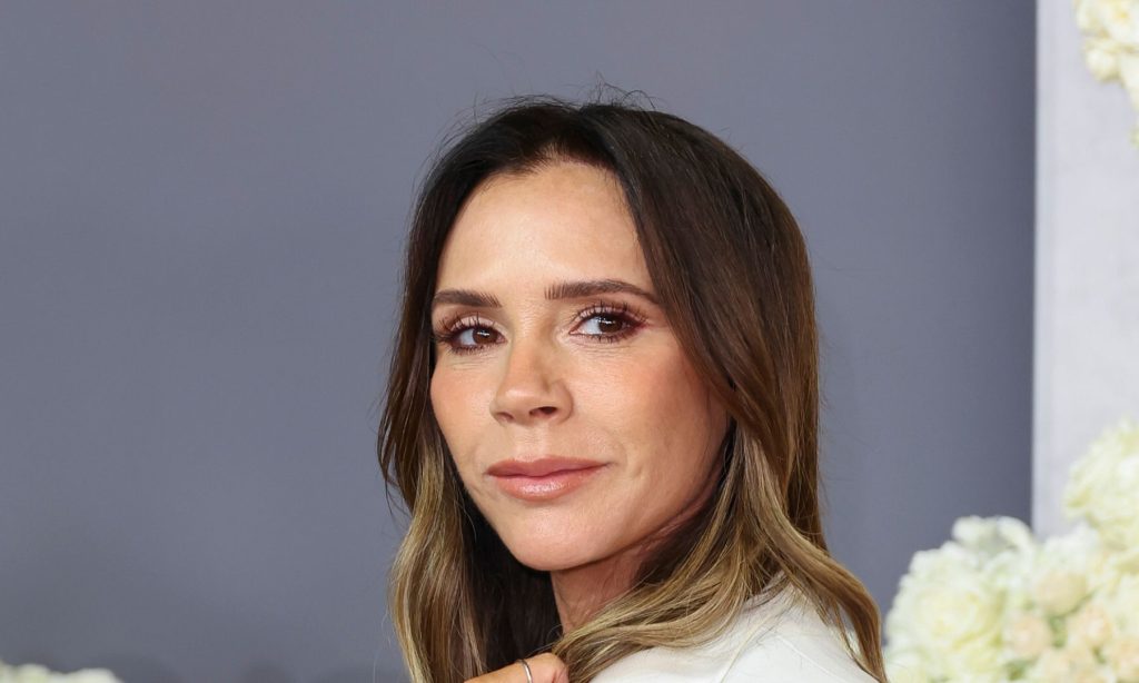 Victoria Beckham sfoggia la combinazione di colori del momento: bordeaux scuro e crema morbido.