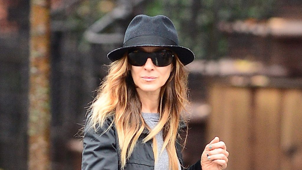 Sarah Jessica Parker: stivaletti Hunter e giacca cerata, l’outfit autunnale intramontabile.