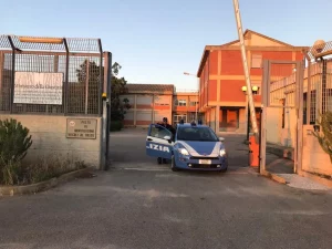 Tragedia a Porto Pino: migrante trovato morto, scafisti arrestati in operazione di salvataggio.
