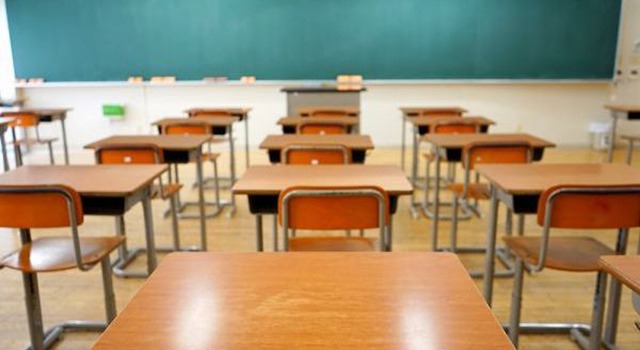 Collaboratore scolastico licenziato: troppe parole crociate e disinteresse per il lavoro.