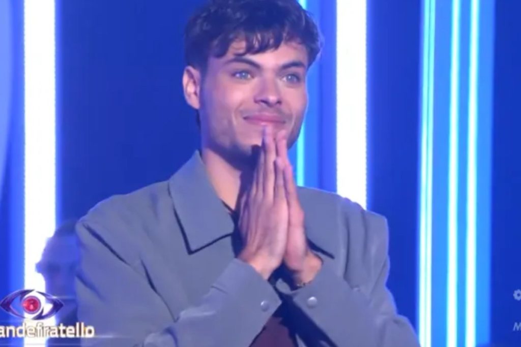 Simone De Bianchi unico concorrente al Grande Fratello 2025 dopo uscita della mamma Francesca