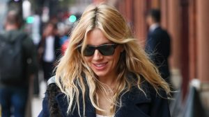 Sienna Miller è senza dubbio un'icona di stile, capace di abbinare abiti boho a jeans a barrel con...