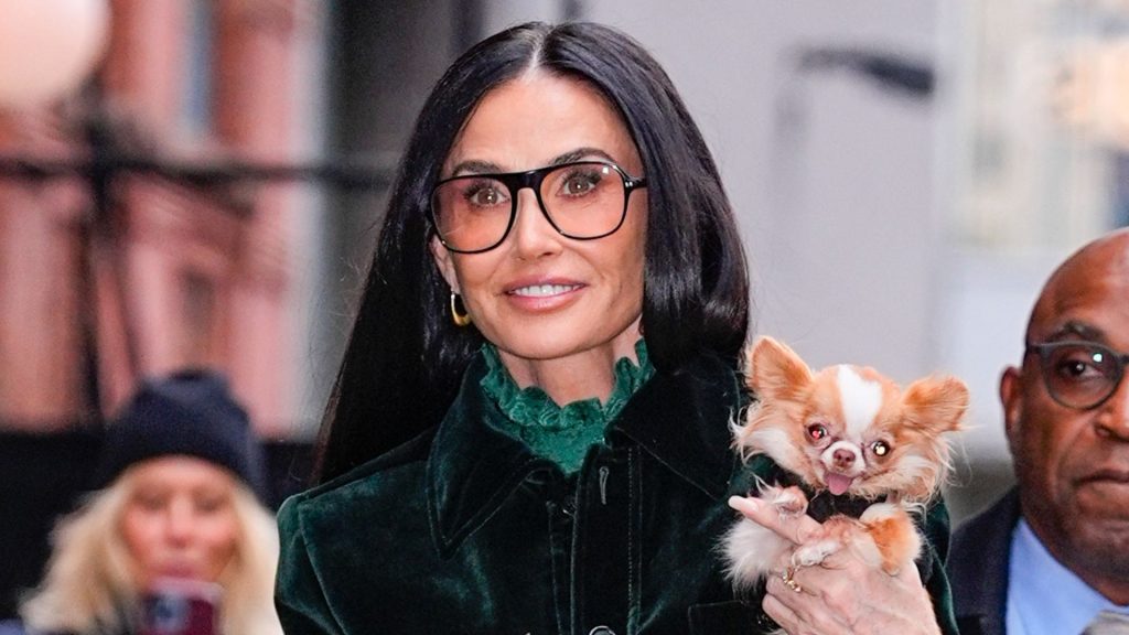 Demi Moore in elegante completo verde smeraldo: un must per il tailoring stagionale.
