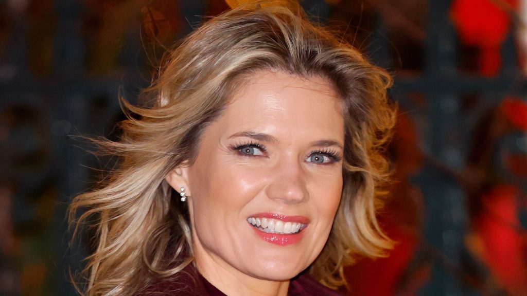 Il vestito di Charlotte Hawkins per Natale: eleganza assicurata e vendite in aumento!