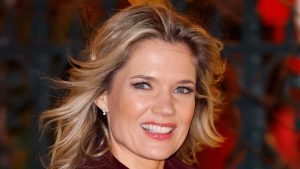 Il vestito di Charlotte Hawkins per Natale: eleganza assicurata e vendite in aumento!