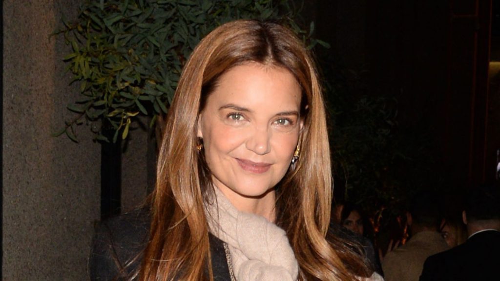 Katie Holmes reinventa il look perfetto: jeans e blazer per l’autunno!