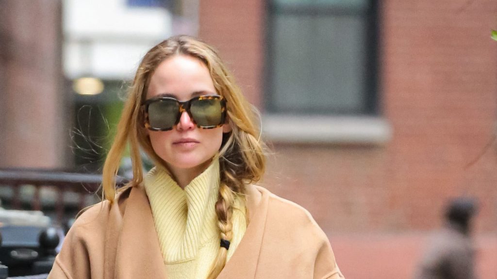 Jennifer Lawrence: il cappotto di cammello e le Adidas Gazelle, must-have per l’autunno.