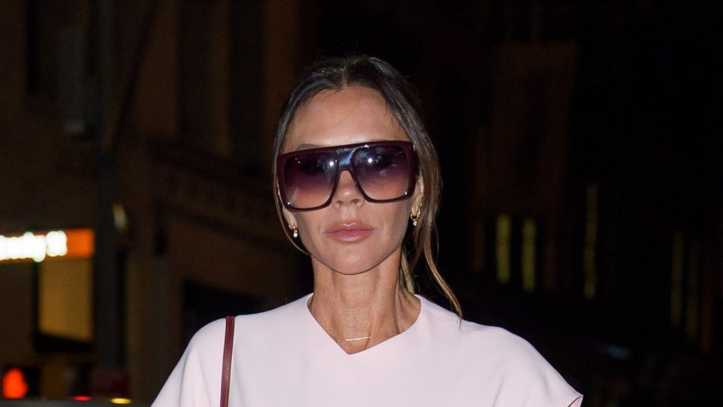 Victoria Beckham e la Moda Autunno/Inverno 2025: Il Ritorno del Pastel Pink Victoria Beckham non si...