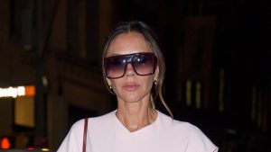 Victoria Beckham brilla con eleganza nel sorprendente colore trend di questa stagione.