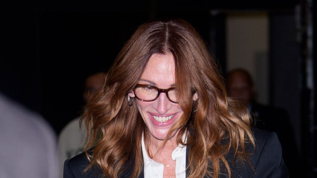 Julia Roberts brilla in jeans e blazer: il look casual intramontabile che conquista tutti.