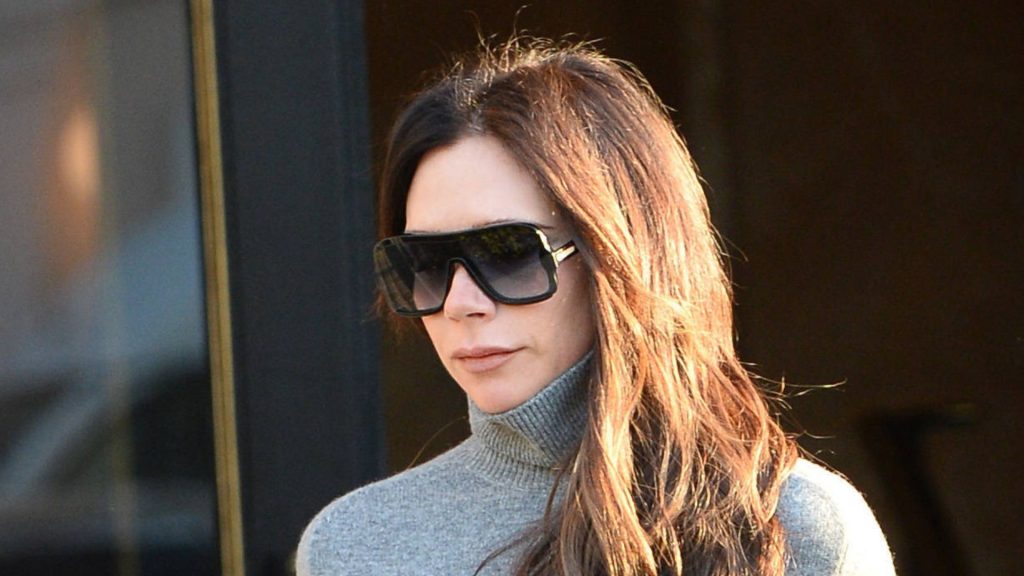 Victoria Beckham’s roll-neck jumper: l’eleganza discreta per un inverno caldo e stiloso.