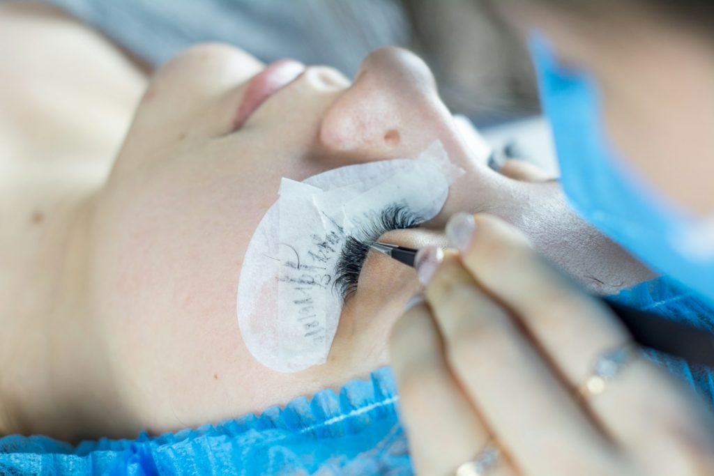 Conservazione estensioni ciglia: affrontare i problemi per ottenere risultati duraturi e soddisfacenti.