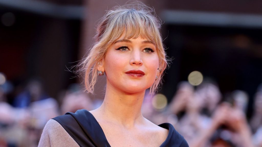 Stile Casual di Jennifer Lawrence: Un Esempio da Seguire All'Afternoon Tea di WFTV per celebrare...