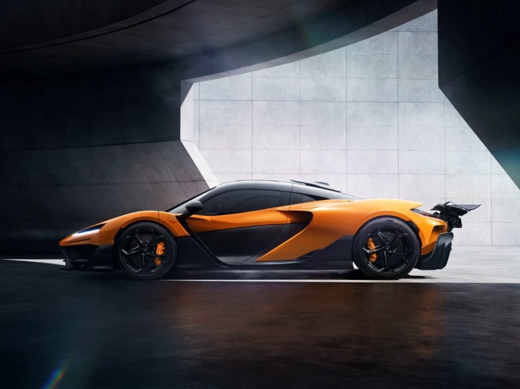 Pirelli lancia pneumatici McLaren W1 con il 50% di materiali riciclati, innovazione sostenibile.