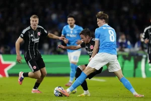 Napoli delude in Champions: pareggio 0-0 contro l’Eintracht, ennesima occasione sprecata.