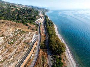 Nuovi lotti Statale 106 in Calabria: assegnati a Webuild ed Eteria per un futuro migliore.