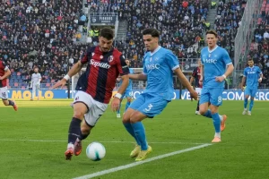 Bologna trionfa 2-0 sul Napoli e vola verso successi straordinari.