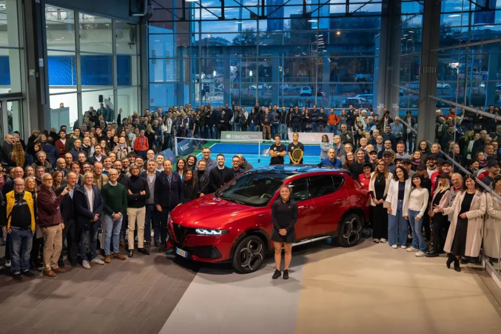 Alfa Romeo Tonale e Jasmine Paolini ispirano i dipendenti Stellantis con eleganza e passione.