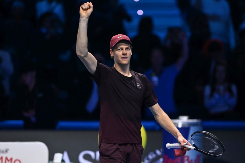 Sinner trionfa nei “Maestri”: Alcaraz battuto, Meloni esprime orgoglio per il campione!