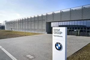 Sostenibilità nella progettazione e produzione: il nuovo BMW iX3 rivoluziona il futuro automobilistico.