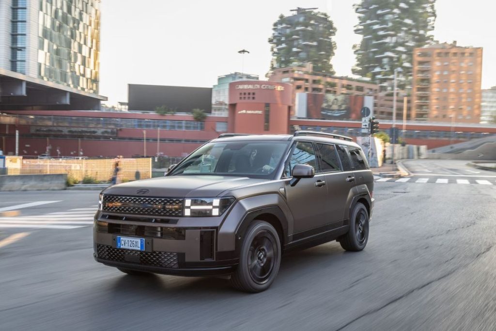 Hyundai Santa Fe Hybrid MY26: potenza, efficienza e design raffinato per ogni avventura.