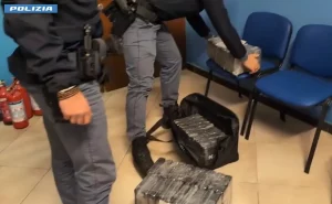 230 kg di cocaina sequestrati a Ventimiglia: camionista arrestato in flagrante. Video esclusivo.
